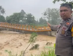 Hujan Lebat Picu Air Bah, Jembatan Penghubung Kampung Olo–Surau Gadang Putus Diterjang Arus