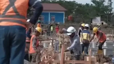 Ratusan Pekerja Rela Tak Libur Nataru, Hutama Karya Kebut Pembangunan Huntara di Aceh Tamiang