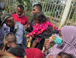 Anak-anak Aceh Tamiang Menyapa di Tepi Jalan