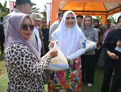 Nevi Zuairina Salurkan Paket Sembako untuk Warga Huntara Batang Anai Padang Pariaman