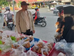 Jalankan #BerbagiTakjil, Rahmat Saleh Beli Takjil Pedagang Pinggir Jalan