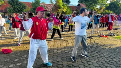 Rahmat Saleh Senam Bersama 340 Ibu di Padang, Tekankan Pendidikan Dimulai dari Rumah