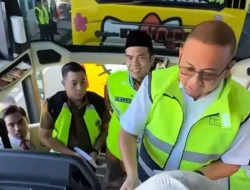 Andre Rosiade Lepas Kloter 14 Embarkasi Padang, Jamaah Haji Sumbar Dapat Tambahan 100 Riyal