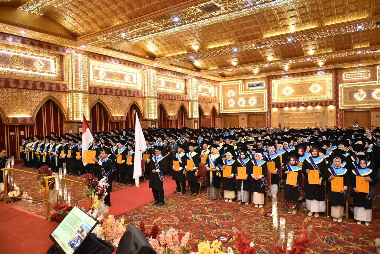 Wisuda Ahli Madya, Sarjana, Magister, dan Doktor Periode II Tahun Akademik 2025/2026 yang diselenggarakan Universitas Putra Indonesia “YPTK” di UPI Convention Center, Kamis (21/5/2026)