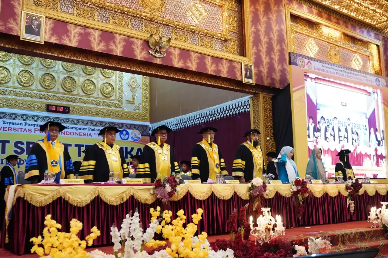 Wisuda Ahli Madya, Sarjana, Magister, dan Doktor Periode II Tahun Akademik 2025/2026 yang diselenggarakan Universitas Putra Indonesia “YPTK” di UPI Convention Center, Kamis (21/5/2026)